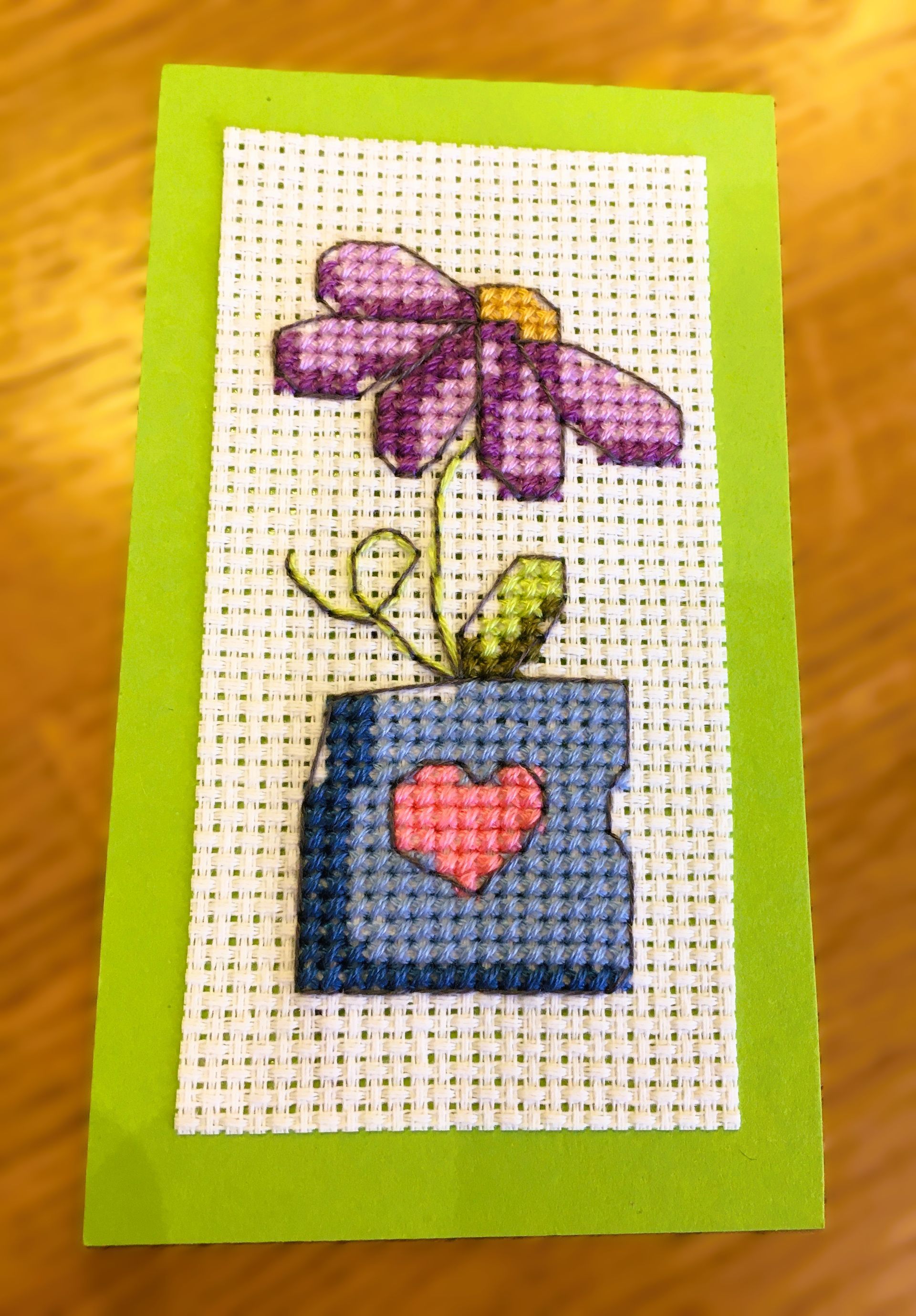 cross-stitched-card-present-colorful-flower-kryzeliu-siuvinetas-atvirukas-skirtukas-zaisminga-spalvota-gele