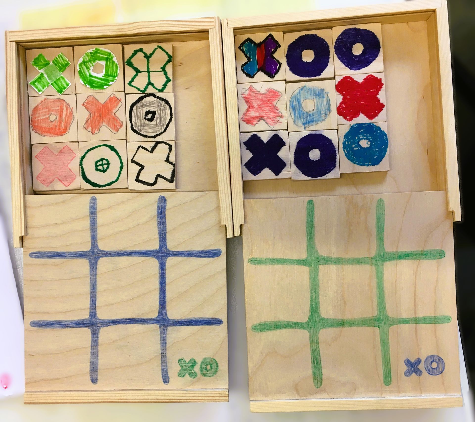 wooden-handmade-box-xo-game-medine-ranku-darbo-dezute-kryziuku-nuliuku-zaidimas-mokymo-priemone