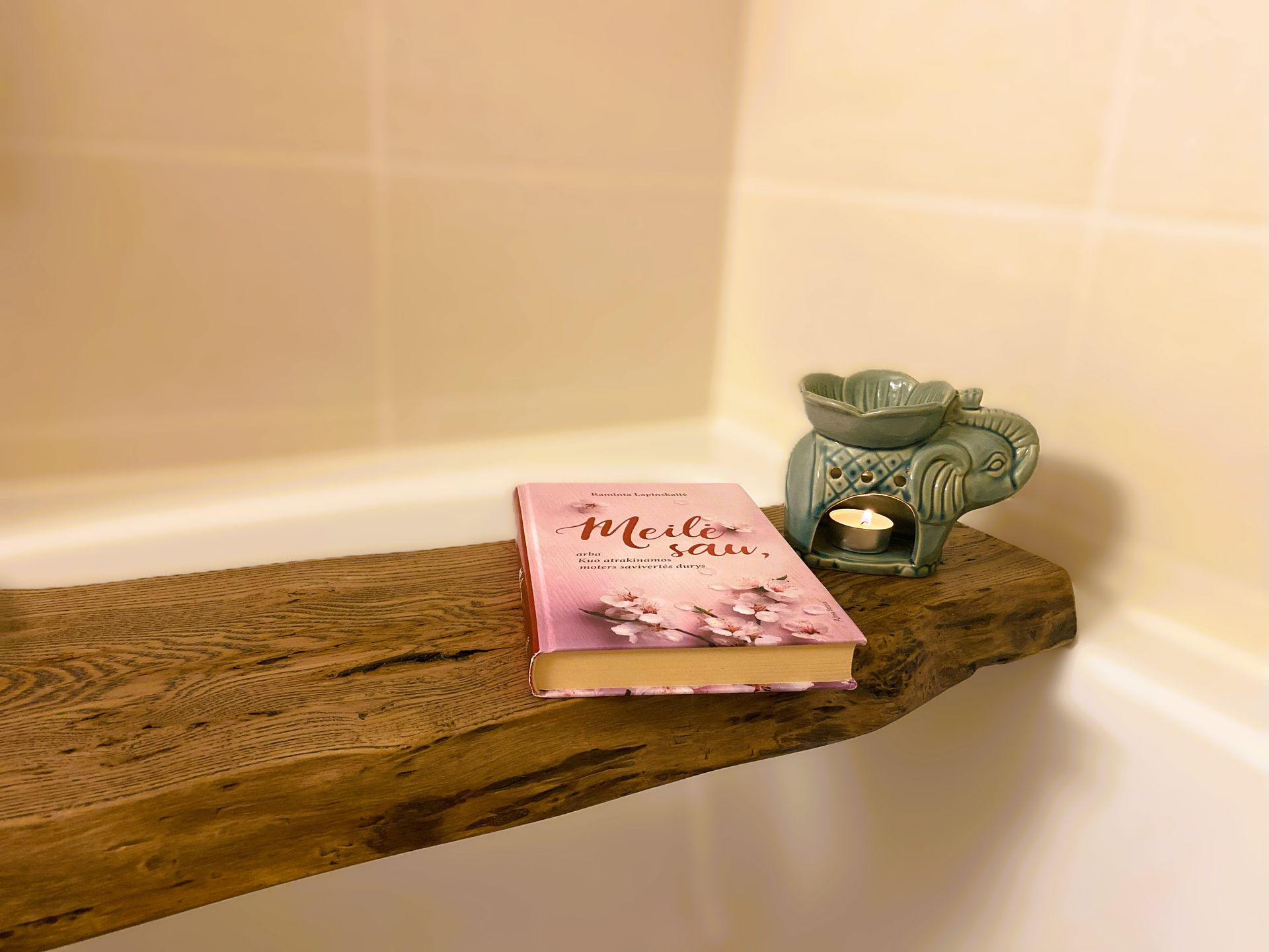 wooden-bathtub-caddy-handmade-live-edge-ranku-darbo-medinis-padeklas-voniai-lentyna-ant-vonios-naturalus
