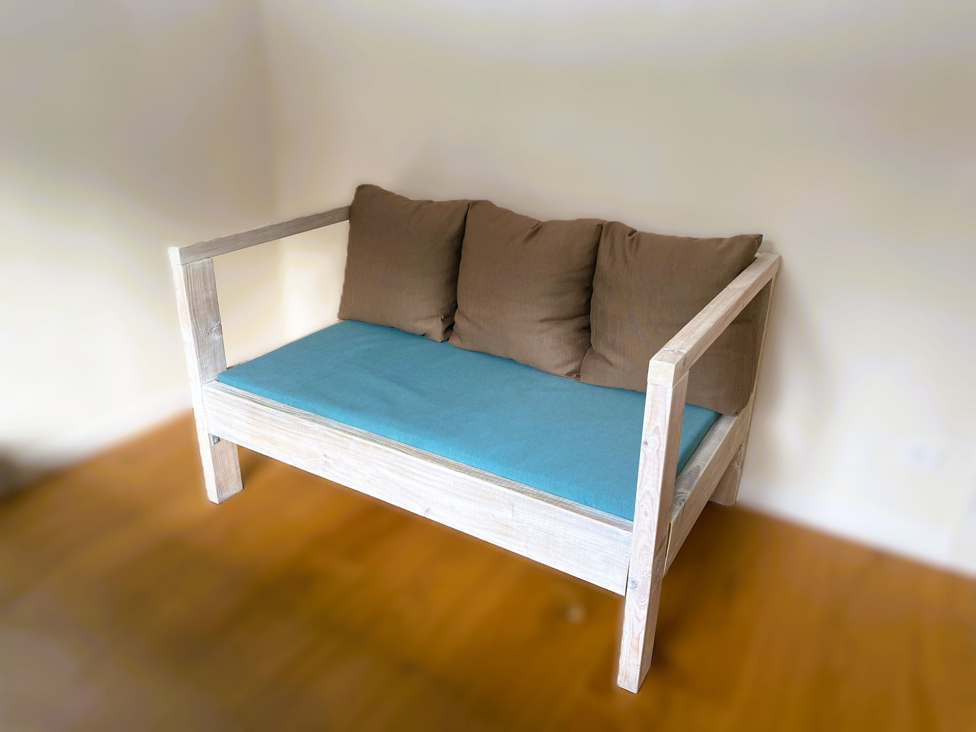 wooden-handmade-sofa-ranku-darbo-sofa