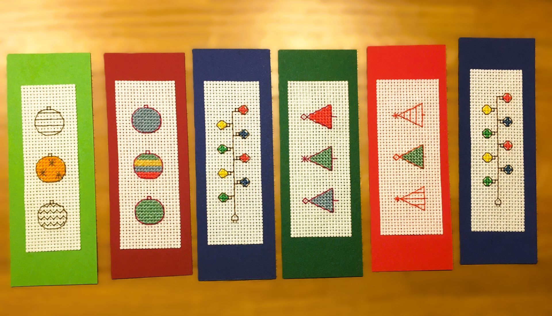 cross-stiched-christmas-present-kryzeliu-siuvineti-kalediniai-skirtukai