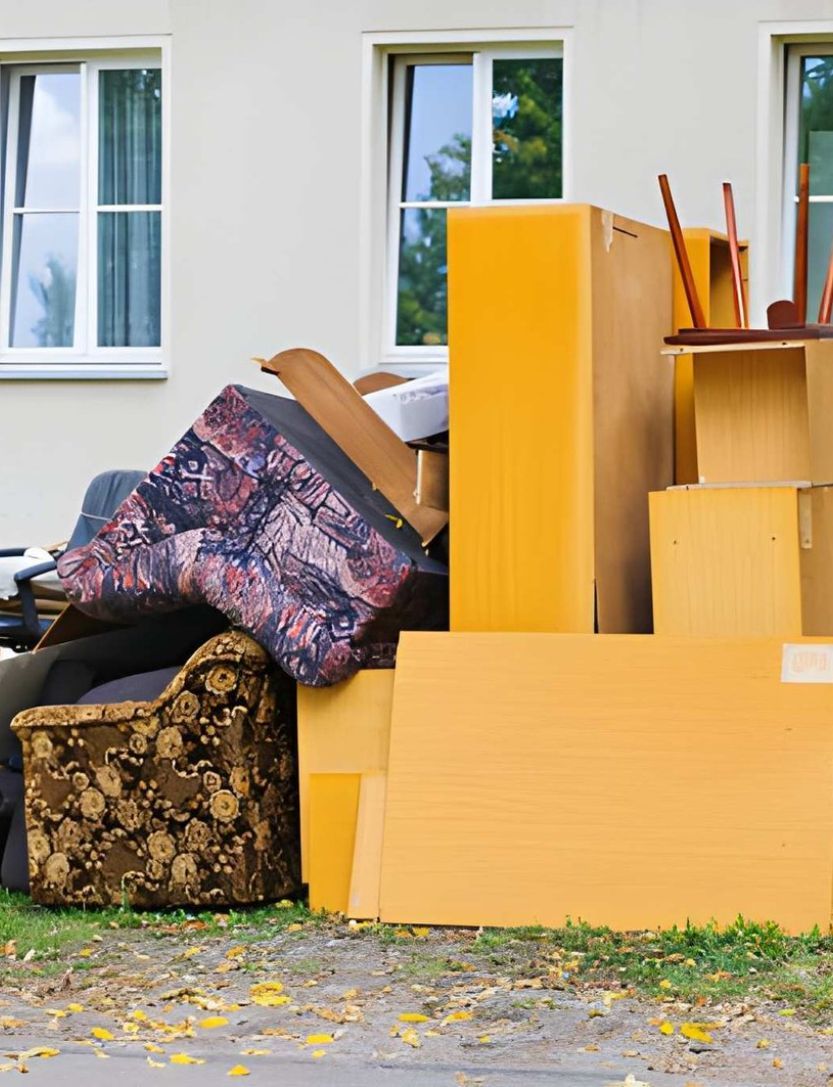 Group of workers from Planet Haulers and a Costumer