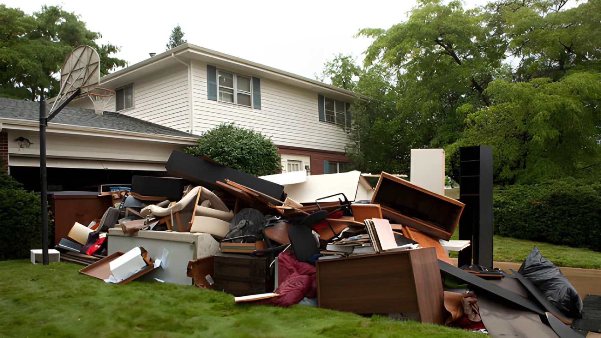 Group of workers from Planet Haulers and a Costumer
