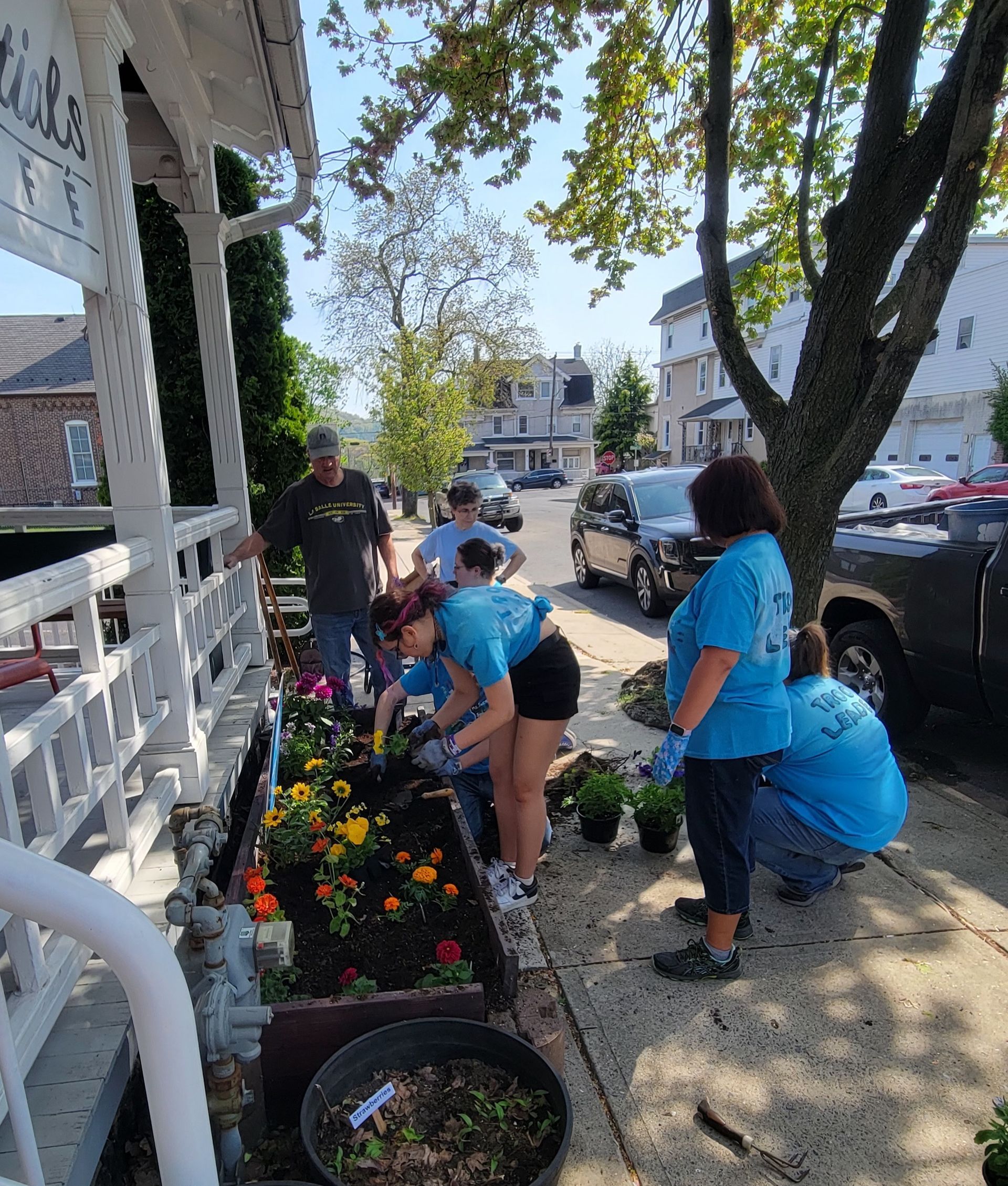 Photo of gardener volunteers