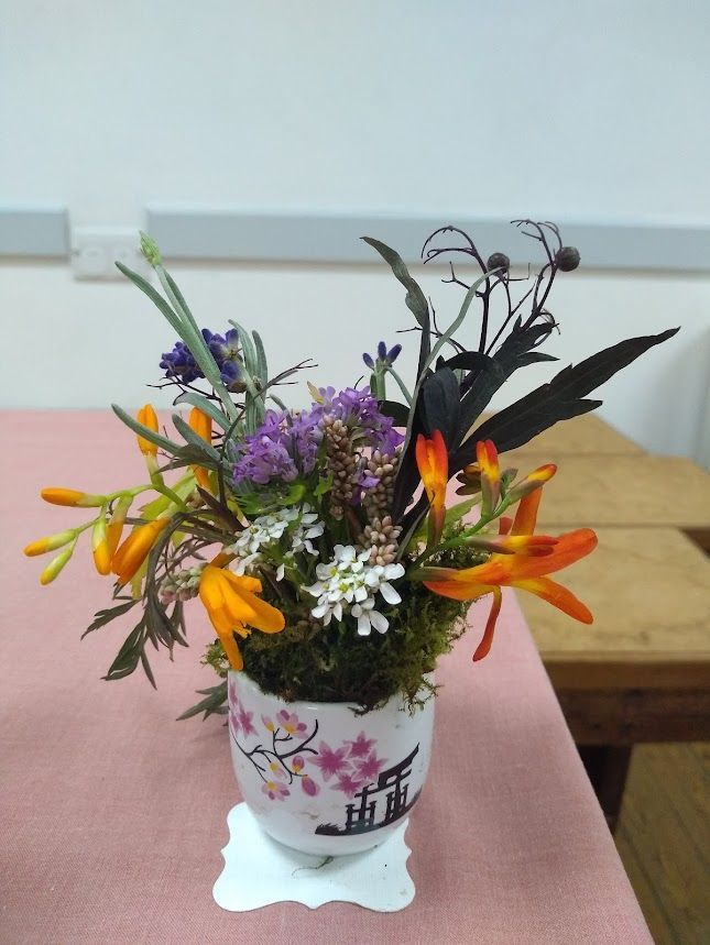 Photo of flower arrangment in an eggcup, Eggcup 11