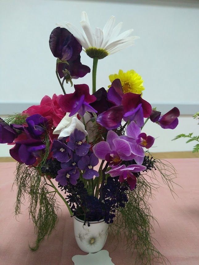 Photo of flower arrangment in an eggcup, Eggcup 4