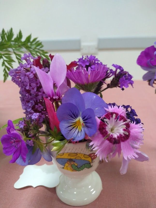 Photo of flower arrangment in an eggcup, Eggcup 8