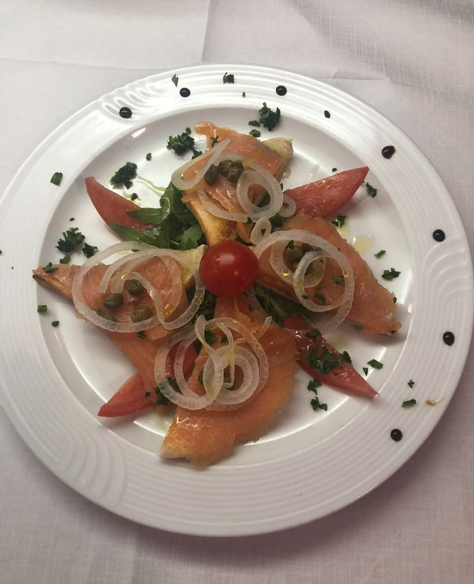 Frischer Salat mit Zwiebeln