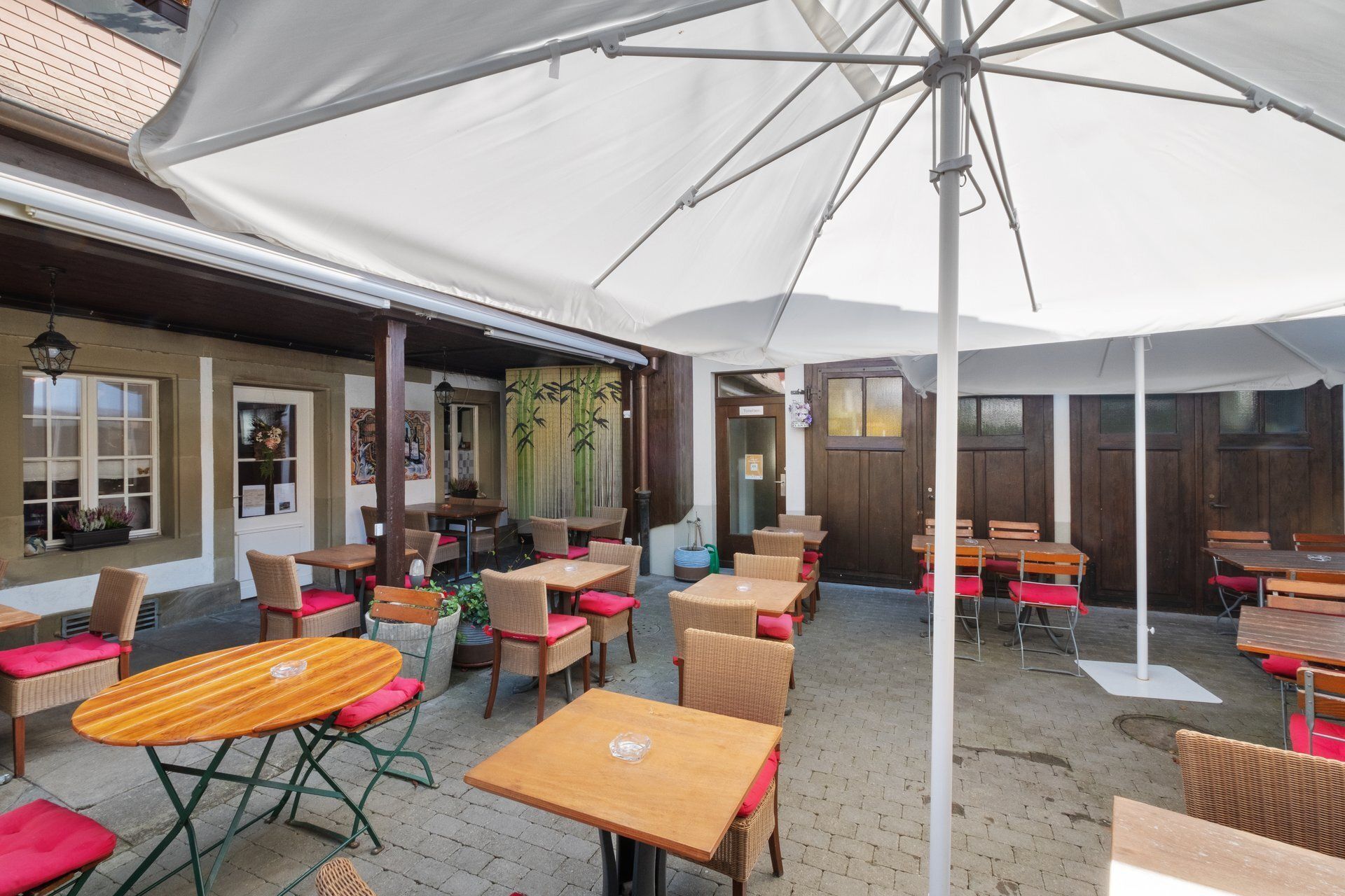 Erleben Sie die Terrasse mit Sonnenschirmen