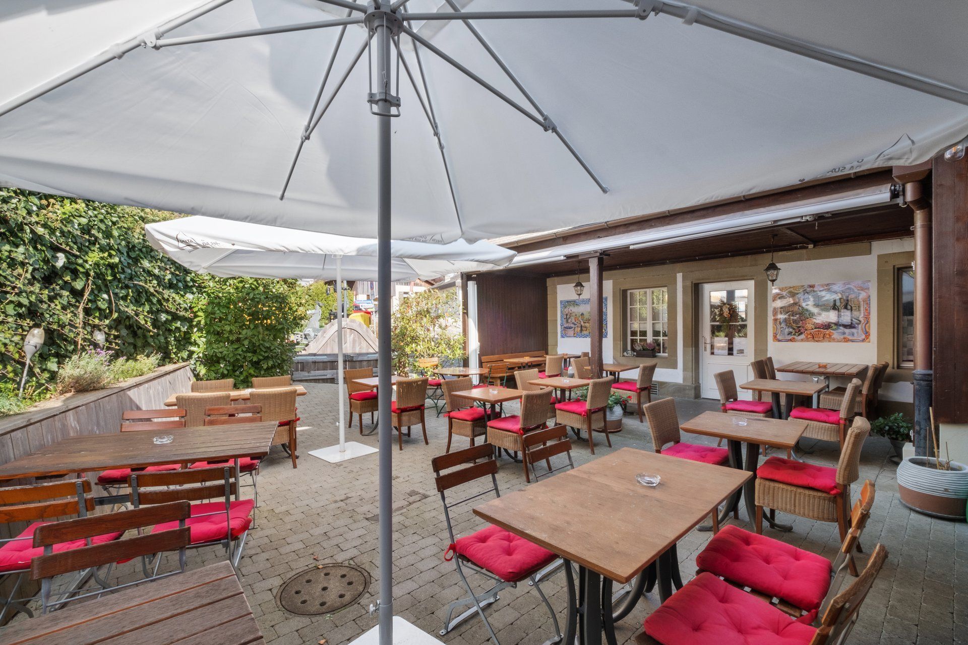 Erleben Sie die Terrasse mit Sonnenschirmen und Sonne