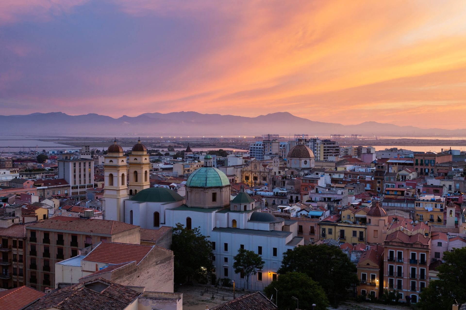Cagliari città al tramonto