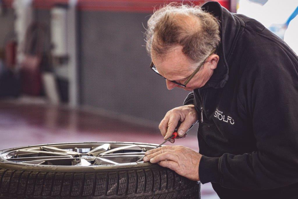 riparazione cerchi di un'auto