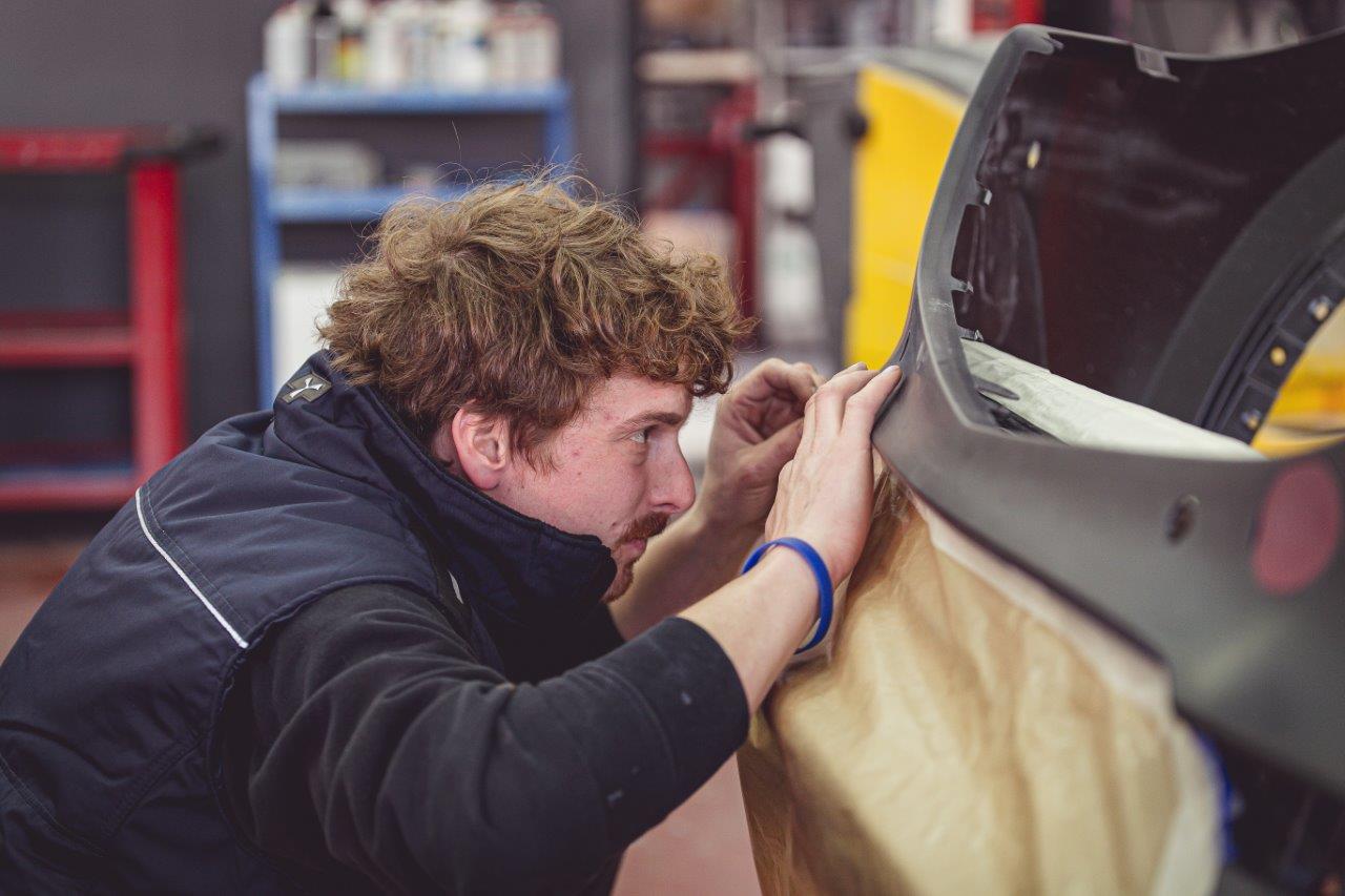 verniciatura della carrozzeria di un'auto