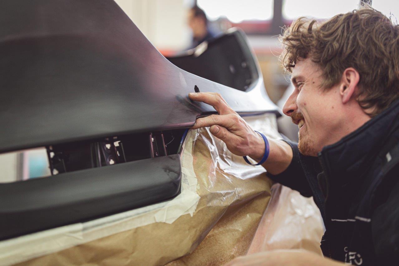 verniciatura della carrozzeria di un'automobile