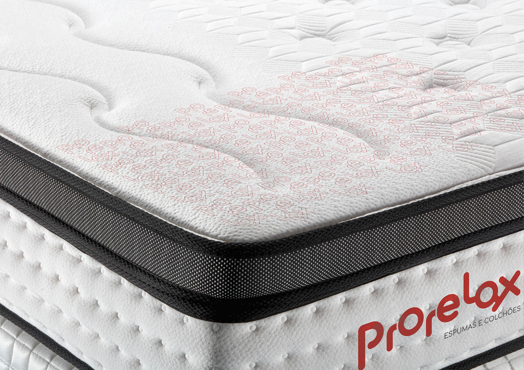 Close-up de um colchão branco com uma borda preta e prateada, onde se vê o nome da marca