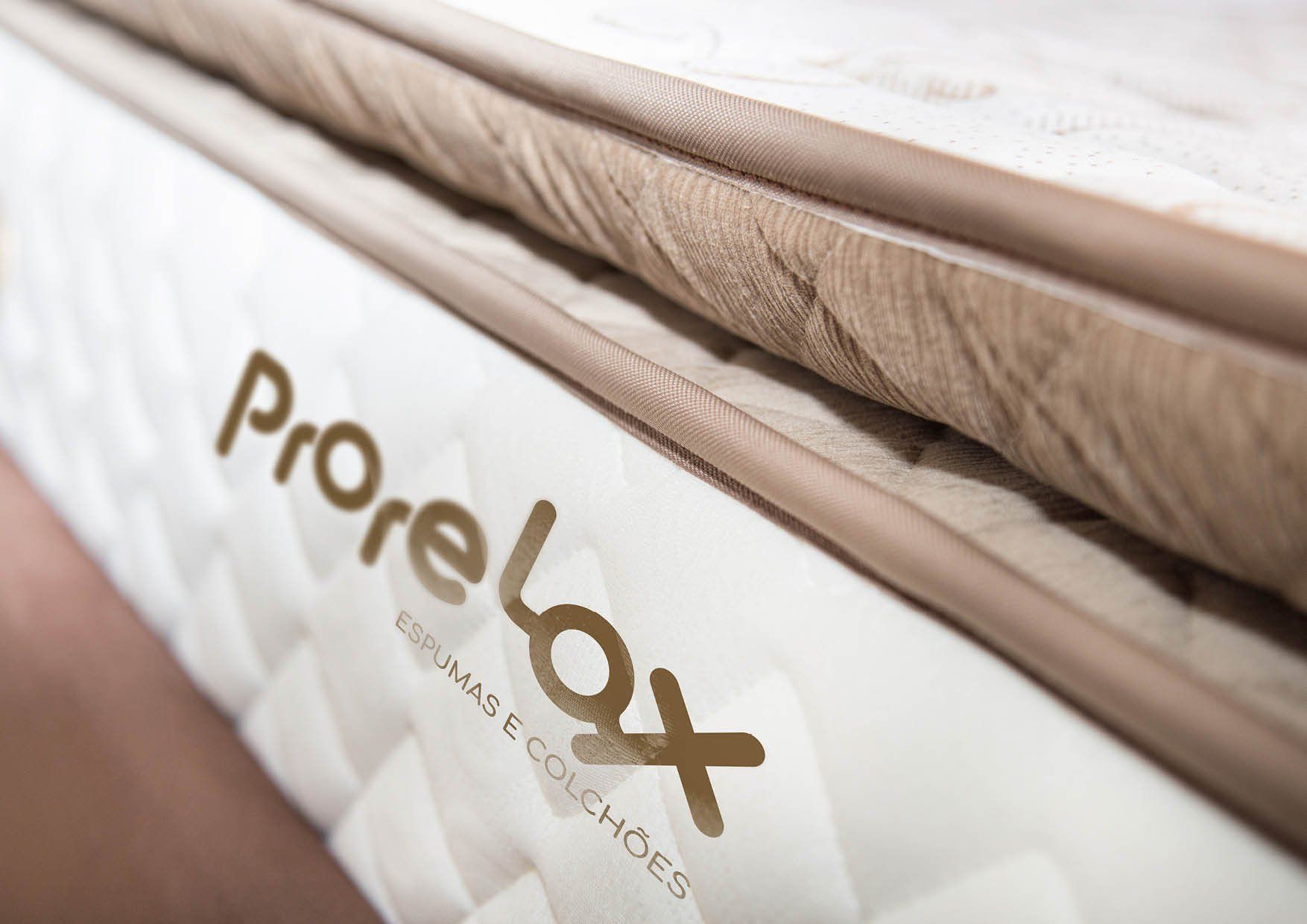Close de um colchão com a marca