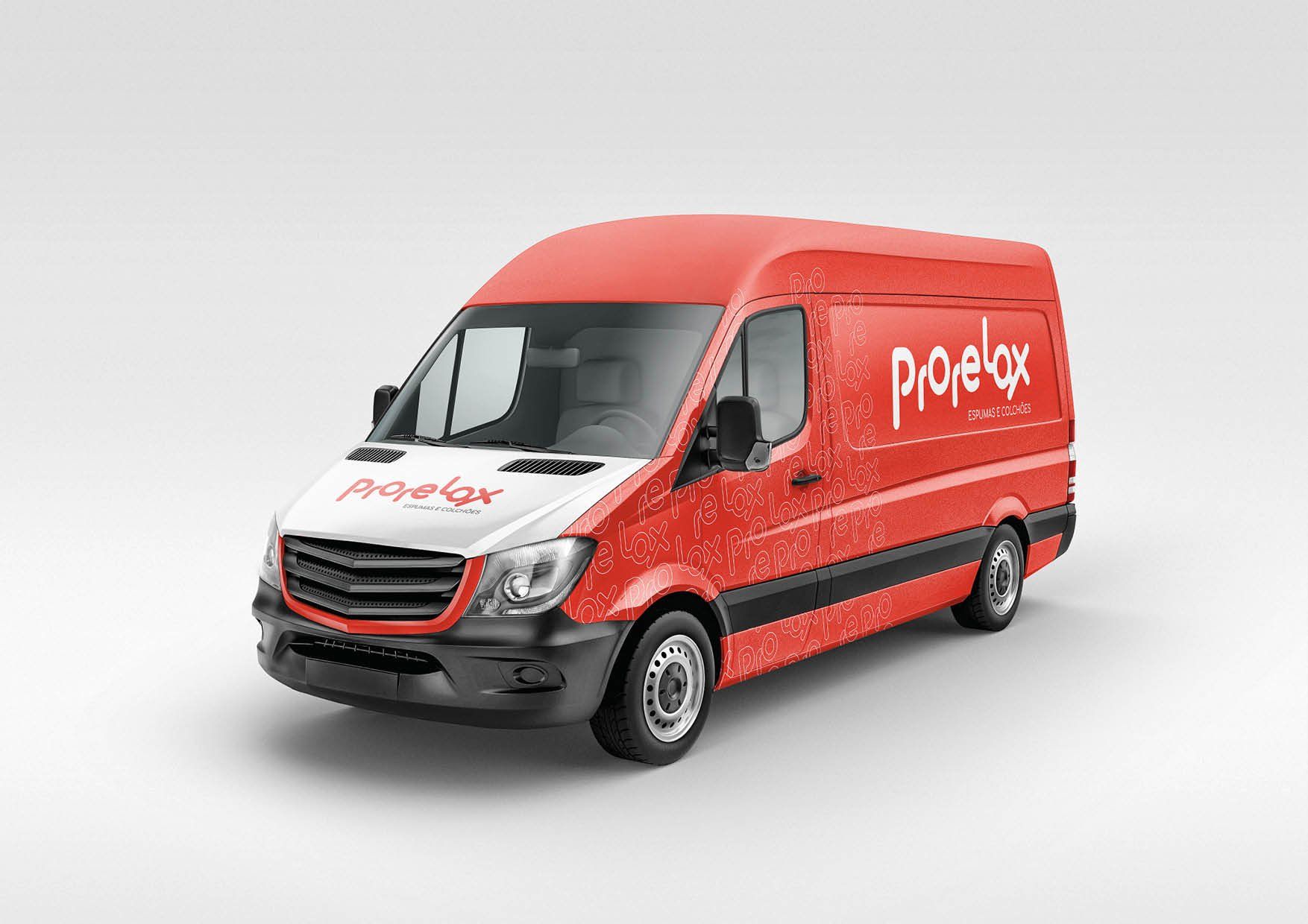 Van de entrega Pro-elox vermelha com o logotipo na lateral e na frente. A van está sobre um fundo branco.