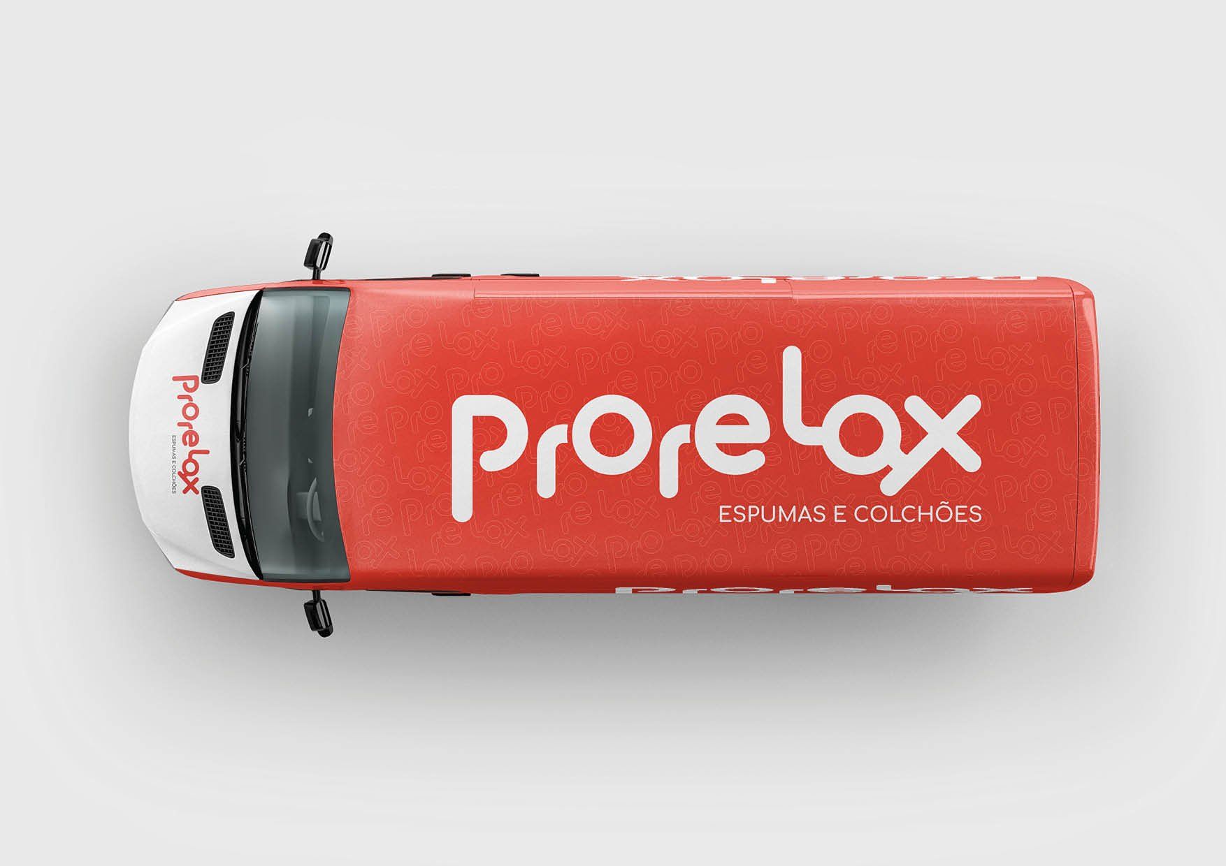 Vista aérea de uma van de entrega vermelha com o logotipo