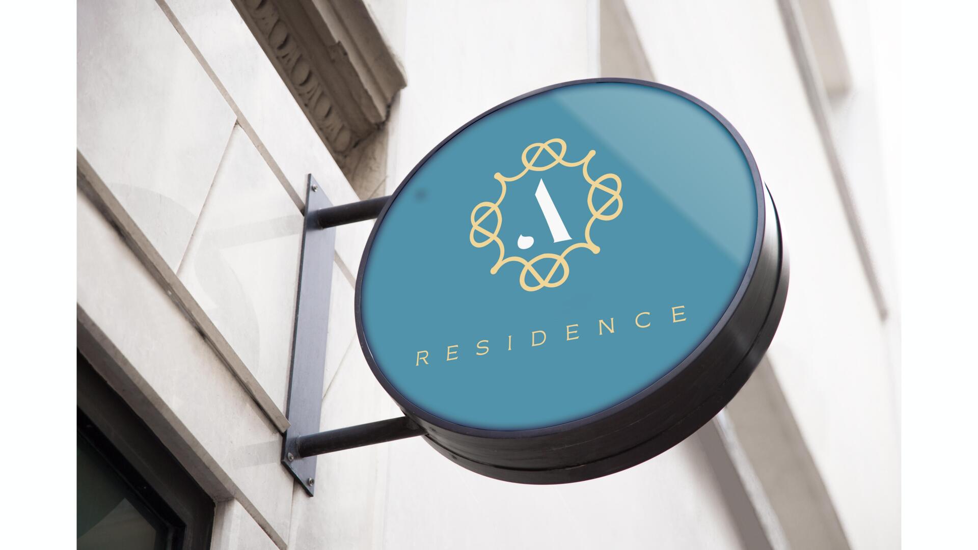 Uma placa redonda e azul-petróleo para