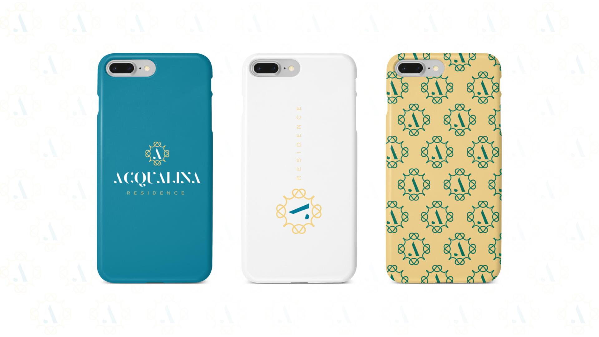 Três capas de iPhone com o mesmo design: azul-petróleo com logotipo, branca com design minimalista e bege estampada.