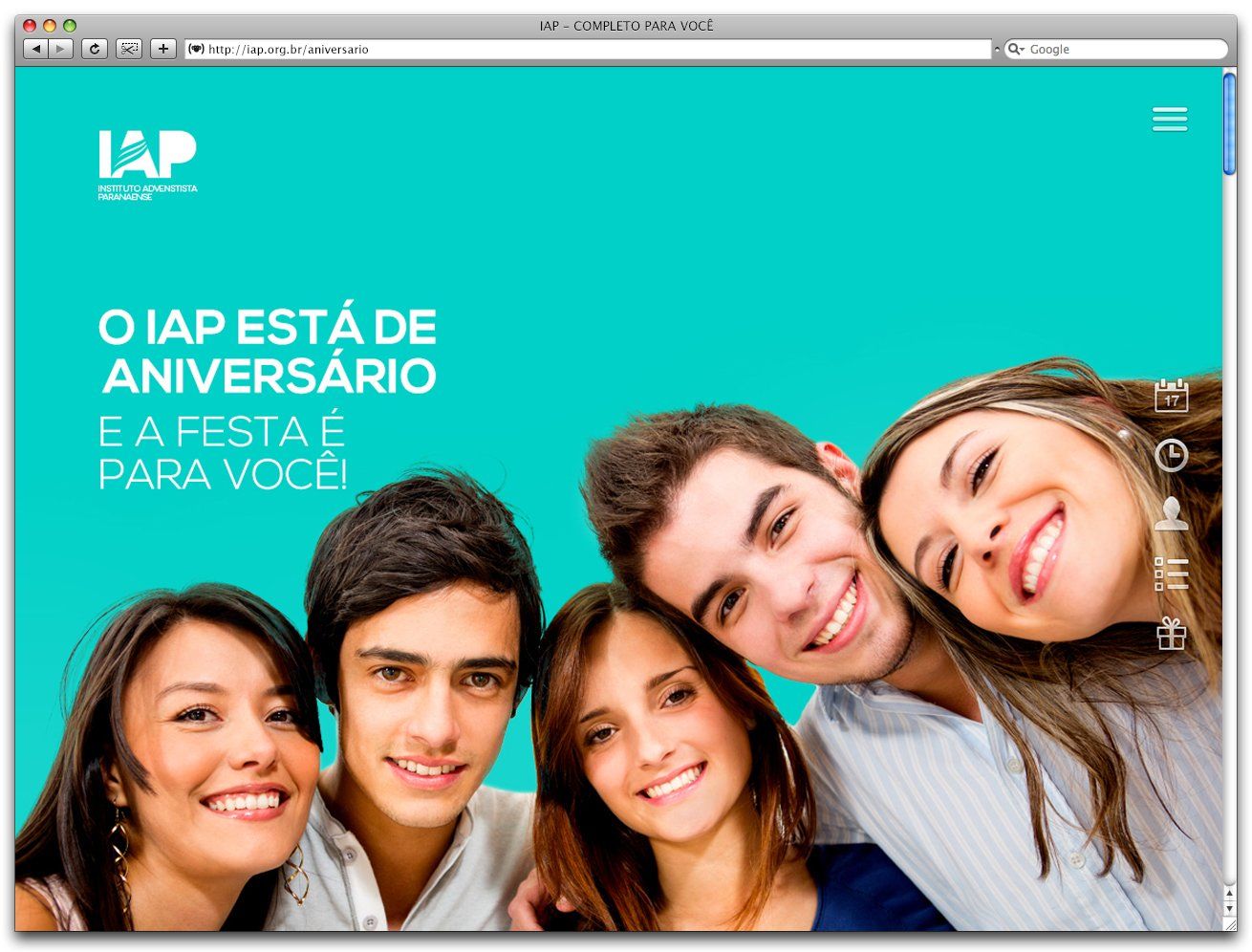 Cinco jovens adultos sorridentes em uma foto em close, sobreposta em um fundo turquesa com o logotipo do IAP e texto em português comemorando um aniversário.