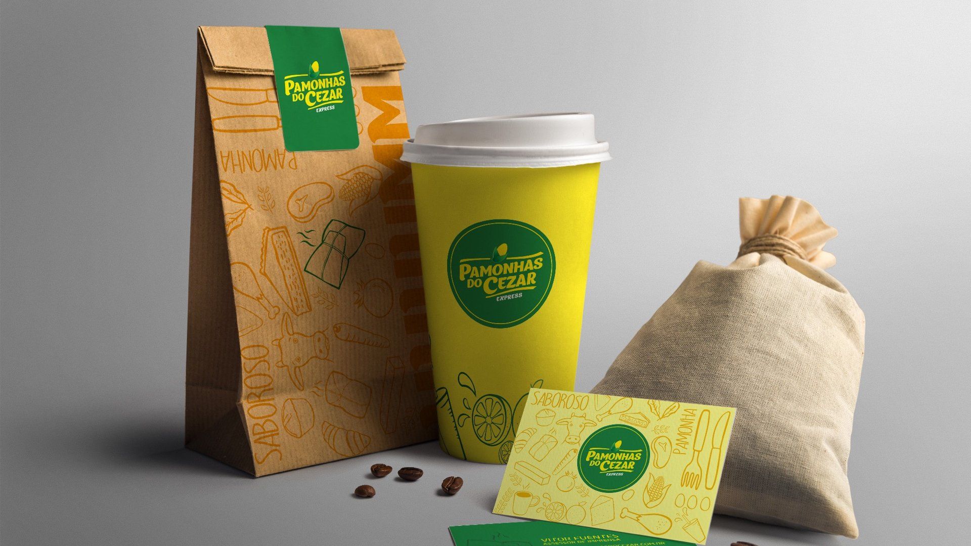 Criação de marca para cafeteria: saco de papel pardo, copo amarelo, saco de estopa e cartão de visita com logotipo verde em cinza.
