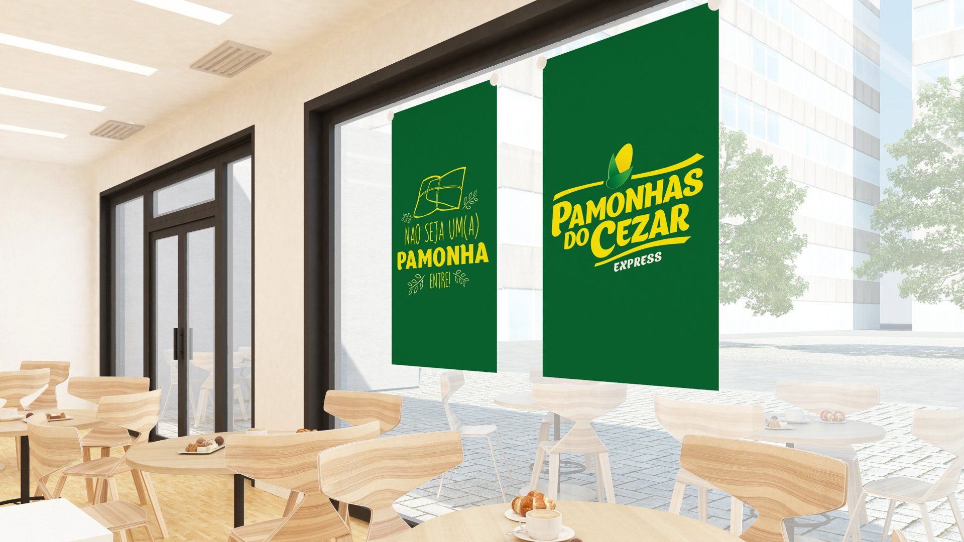 Vista interna de um restaurante com mesas e cadeiras de madeira. Duas placas verticais verdes com o texto amarelo