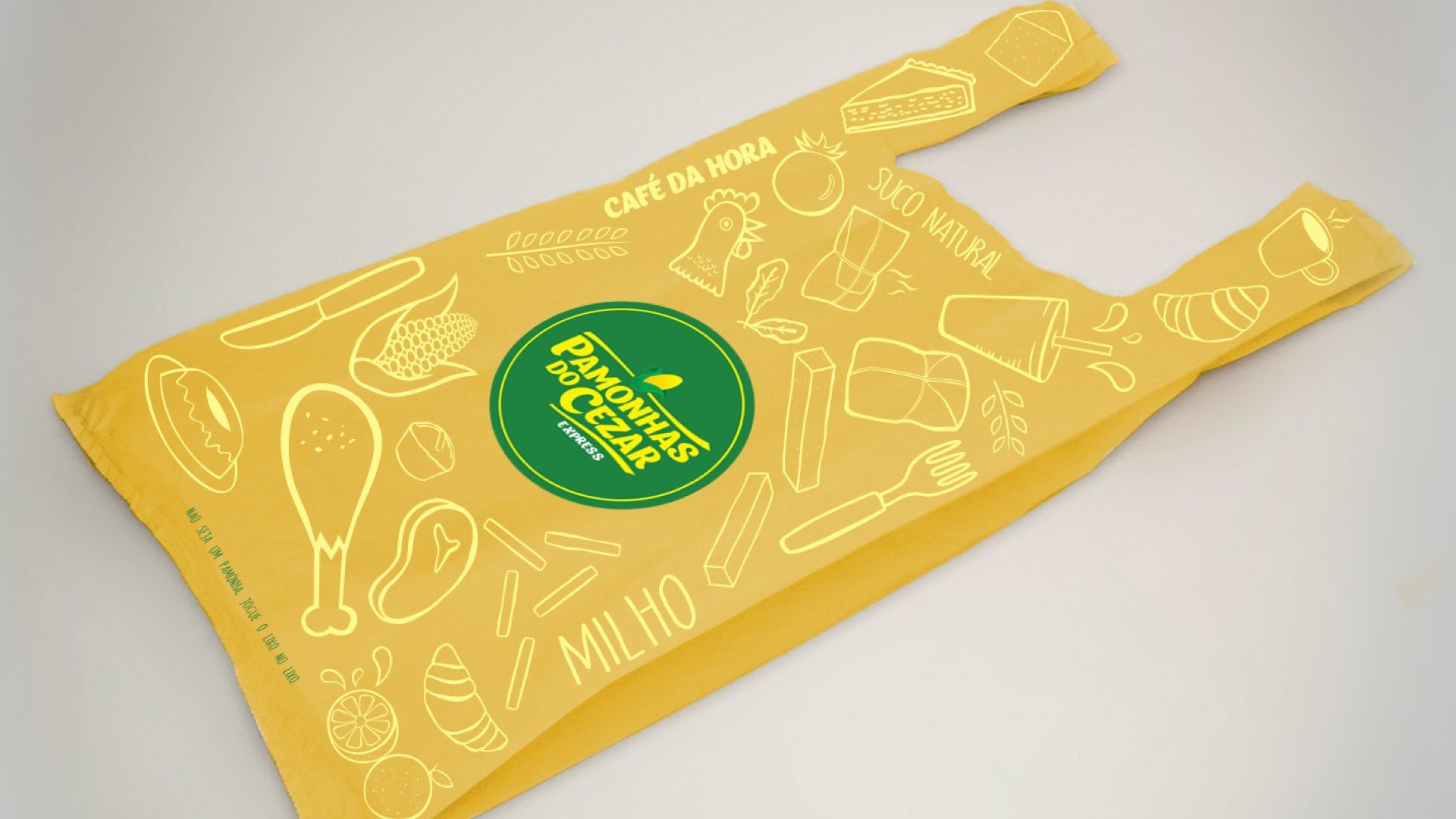 Sacola de compras plástica amarela com logotipo verde e branco do