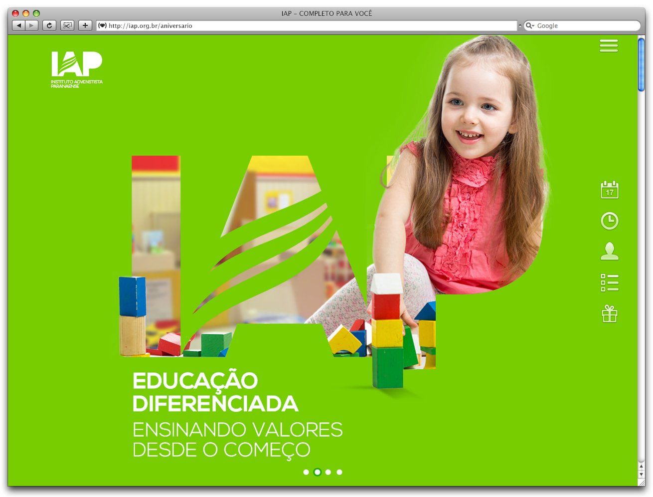 Uma menina sorri enquanto brinca com blocos coloridos, sobre um fundo verde com as letras