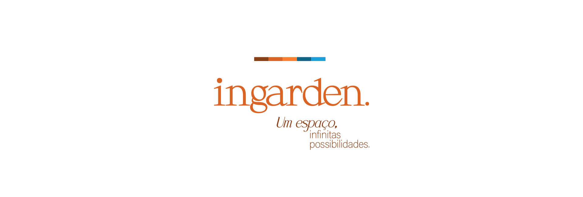 A person is writing the word clicou lavou on a piece of paper