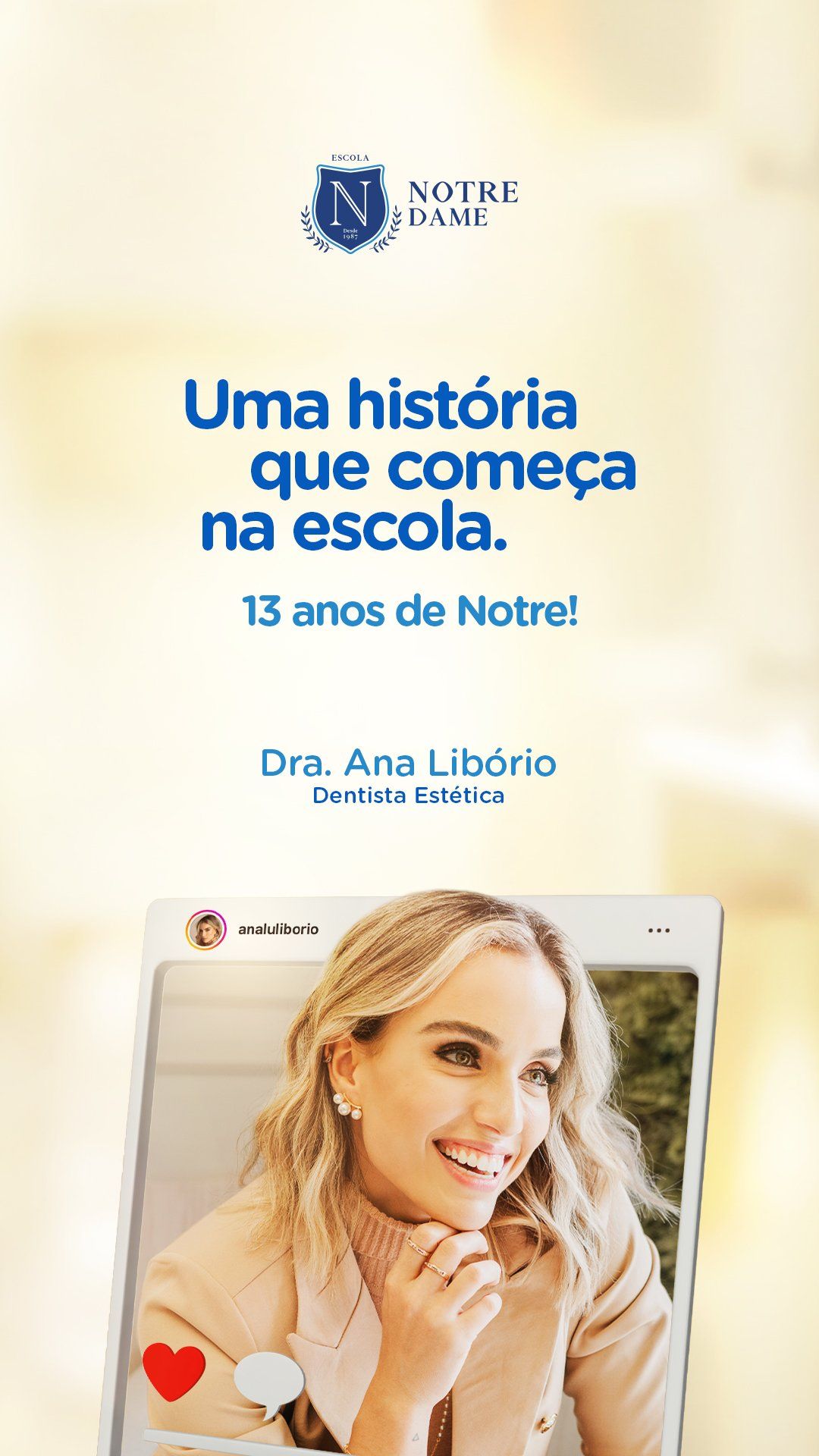Uma mulher está sentada em frente a um laptop e sorrindo.