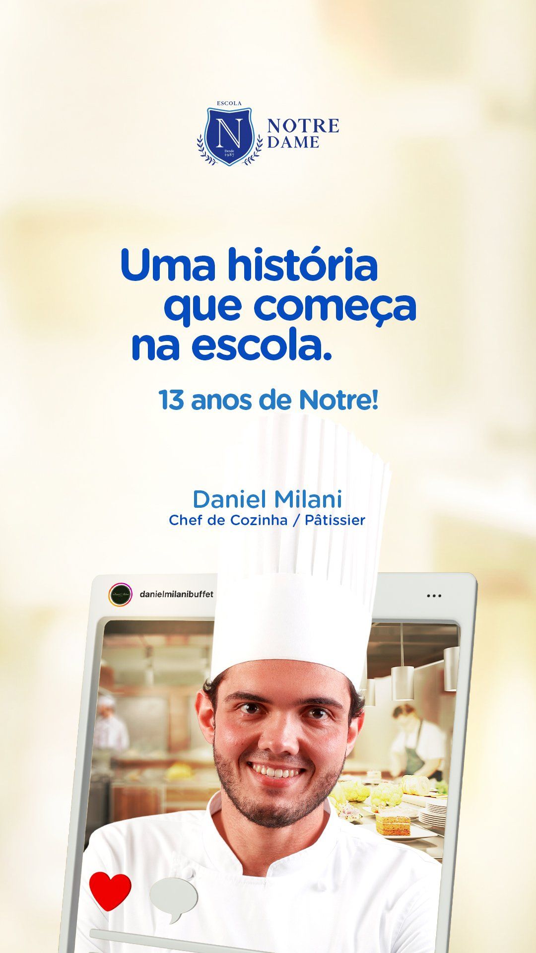 Um homem com chapéu de chef está sorrindo em frente a um celular.
