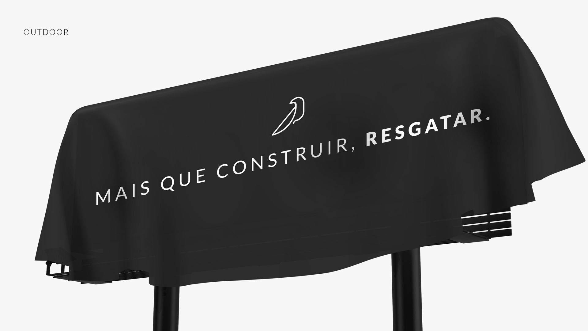 Placa preta coberta com uma cortina revelando o texto 