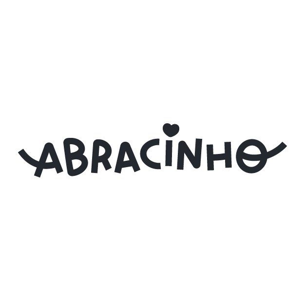 O logotipo do abracinho é preto e branco com um coração no meio.