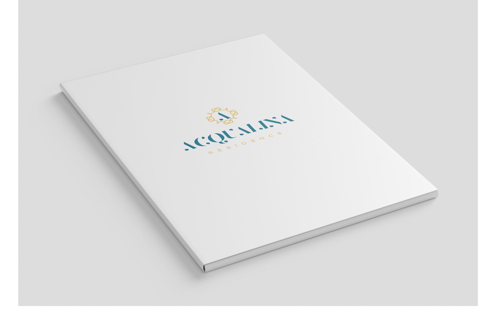 Um folheto branco com o logotipo azul-petróleo e dourado