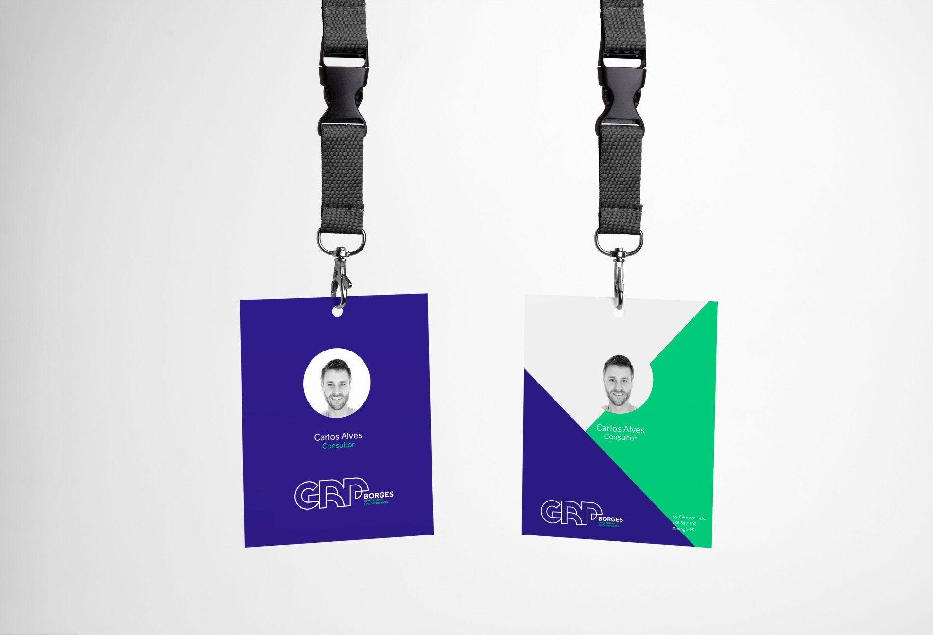 Dois crachás de identificação de funcionários em cordões pretos, um azul e um branco, com desenhos geométricos e uma foto de um homem.