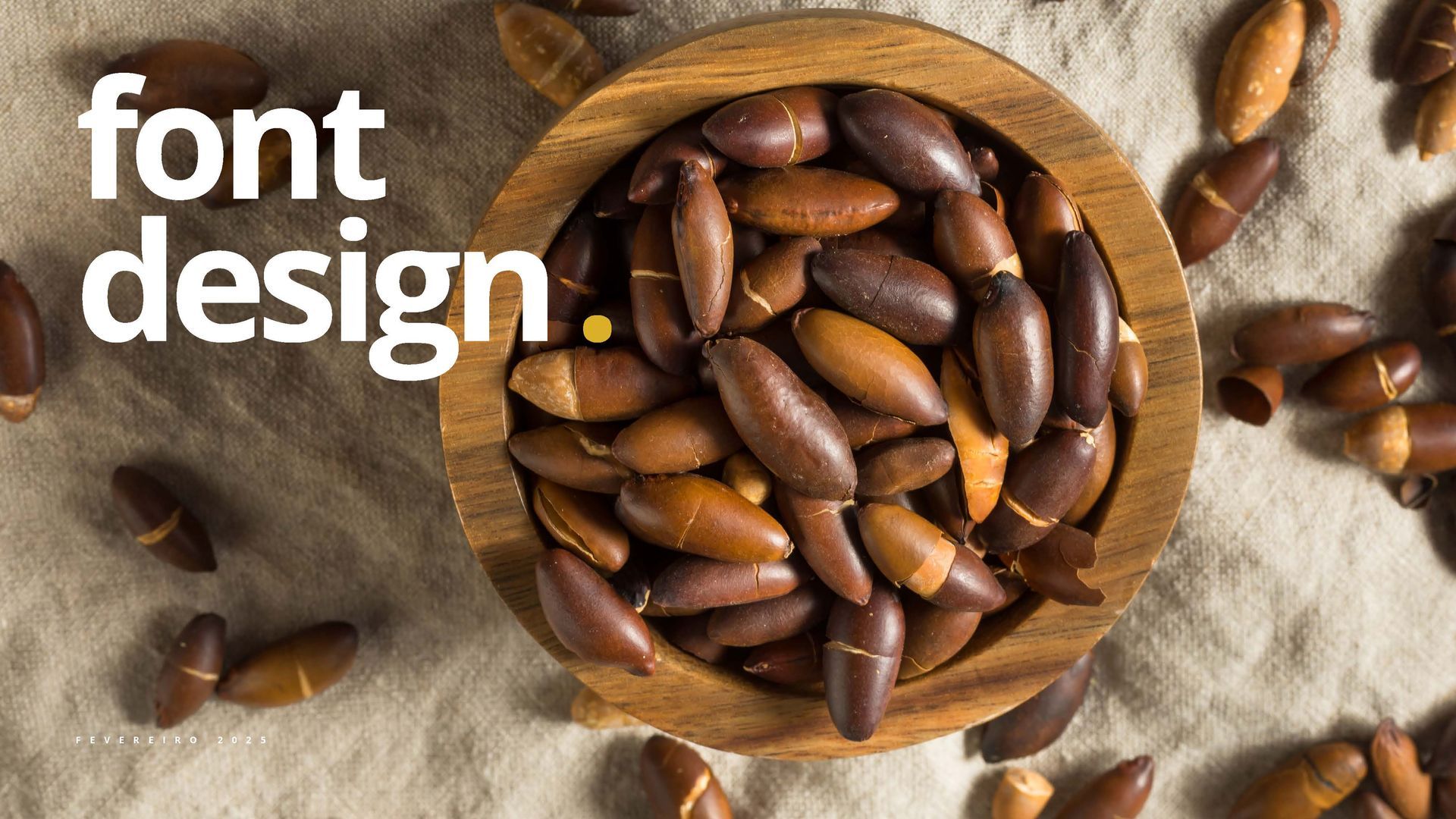 Tigela de madeira cheia de sementes marrons, sobre uma superfície bege. Sobreposição de texto: