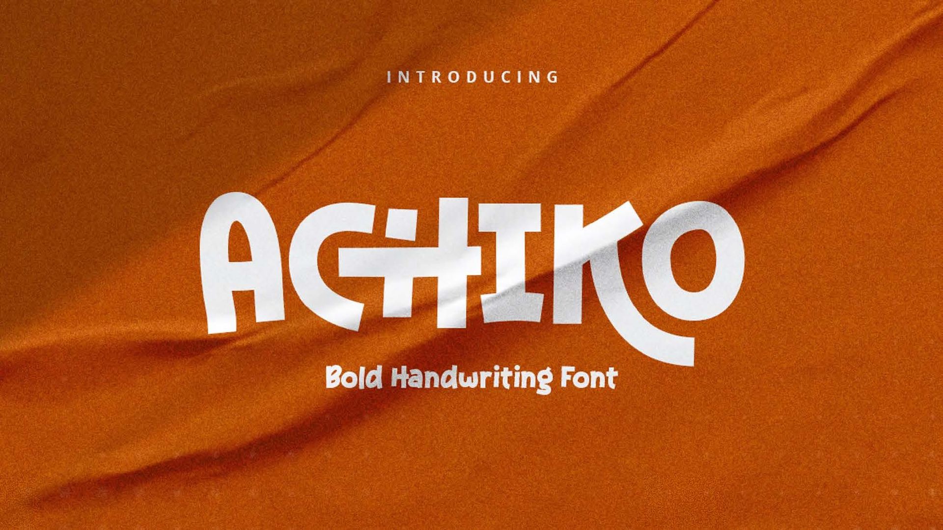 Fonte ACHIKO em branco sobre fundo laranja, com um estilo manuscrito em negrito. O texto também traz os dizeres