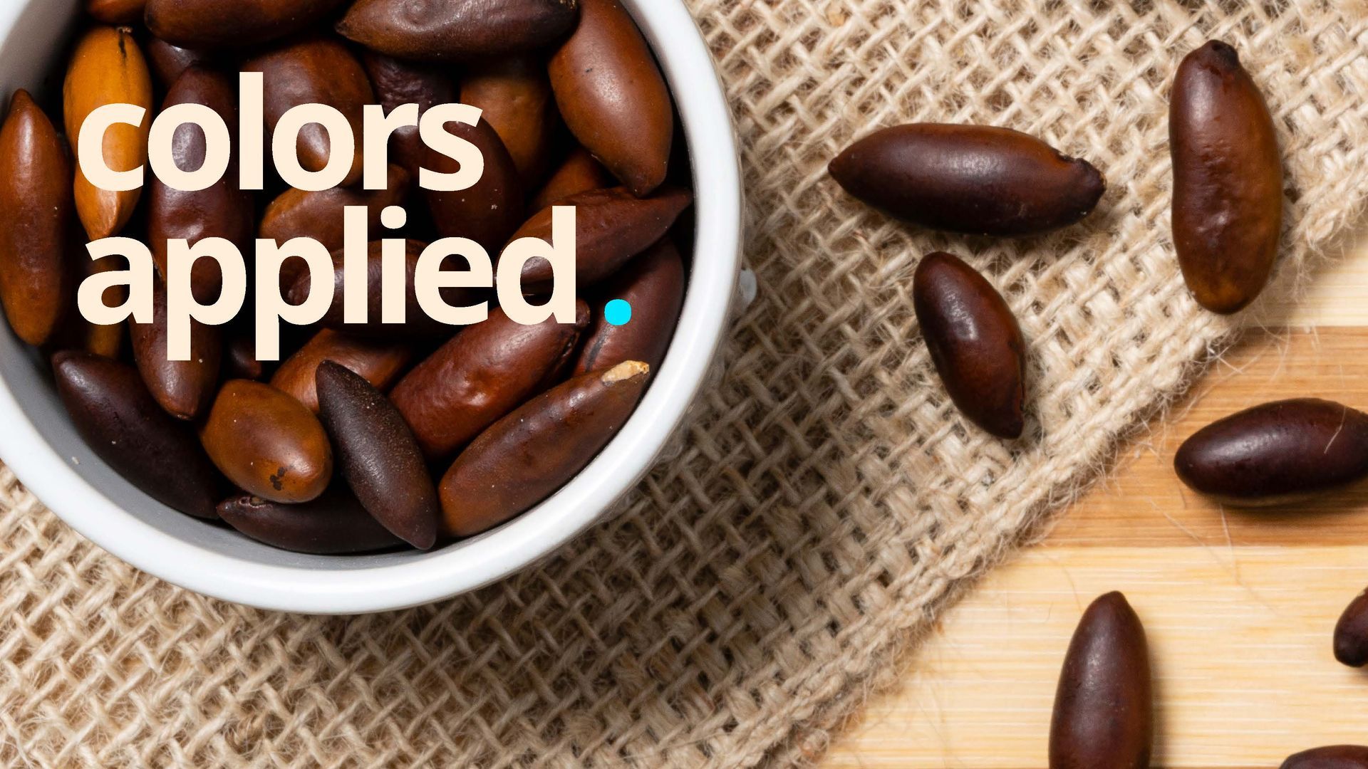 Tigela com tâmaras marrom-escuras com um pano de estopa e uma tábua de corte de madeira.