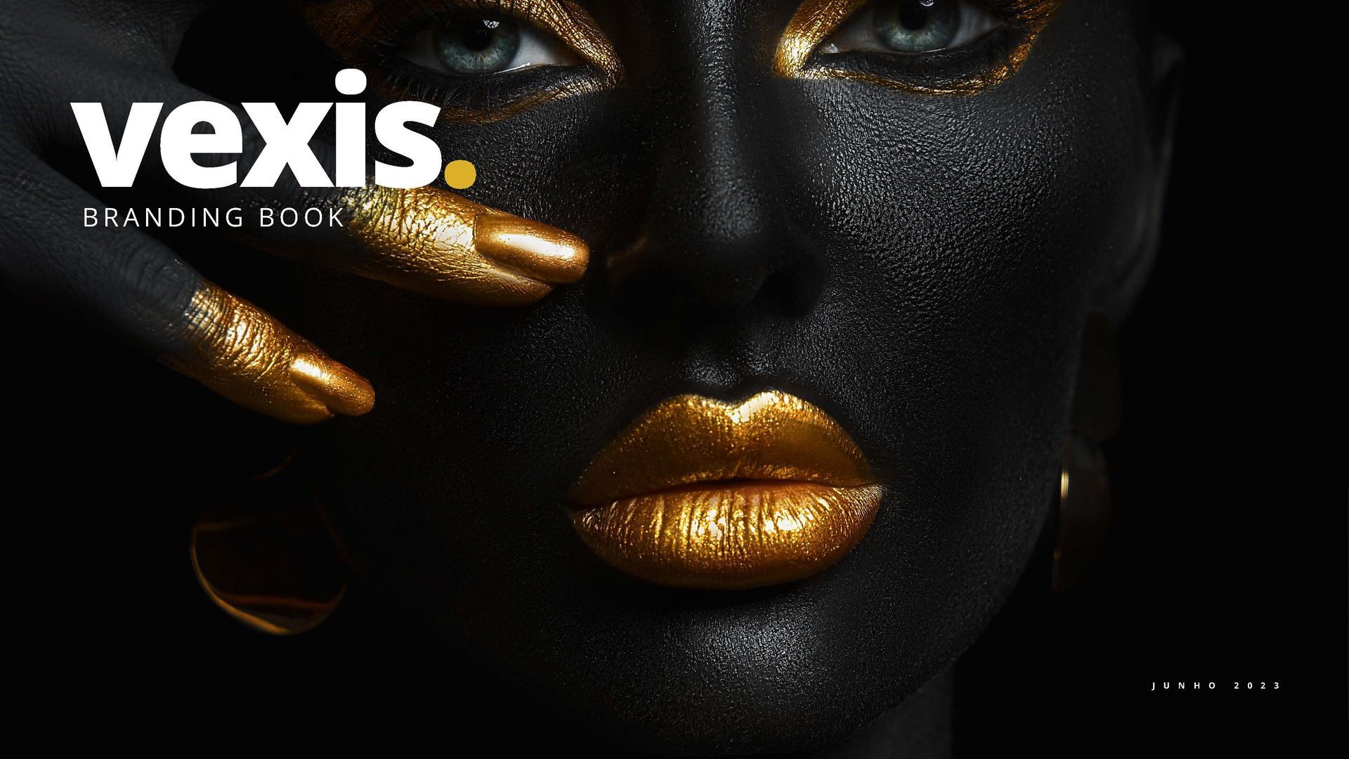 Rosto e mãos de uma pessoa pintados de preto, com maquiagem dourada nos olhos, lábios e pontas dos dedos, com o logotipo da marca