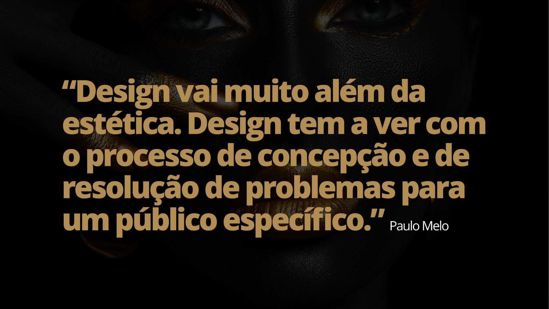 Citação sobre design em fundo escuro, com uma imagem desfocada do rosto de uma pessoa. O texto está em dourado.