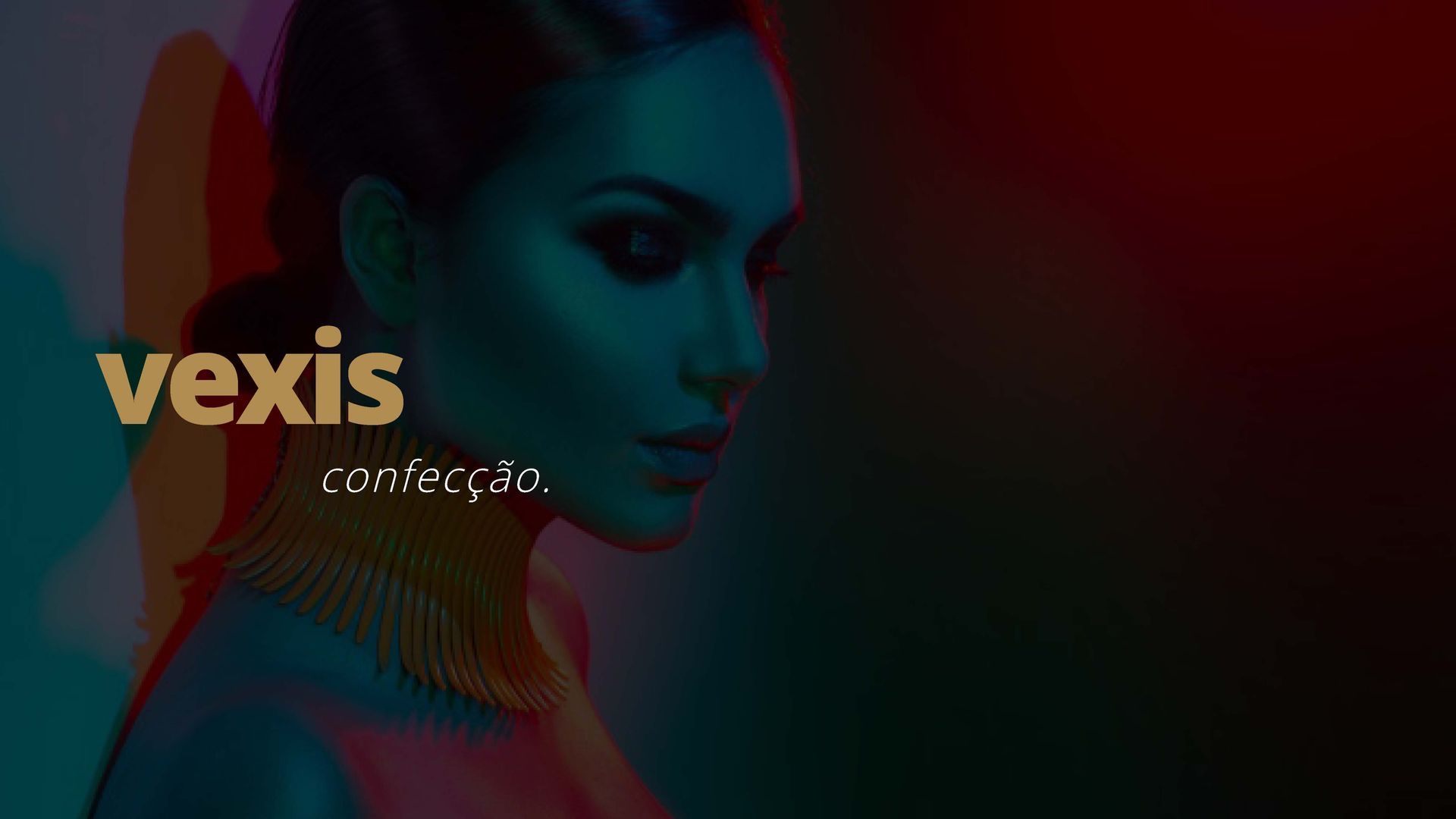 Mulher com cabelo escuro e maquiagem, iluminada por luz azul-petróleo e vermelha. O texto diz