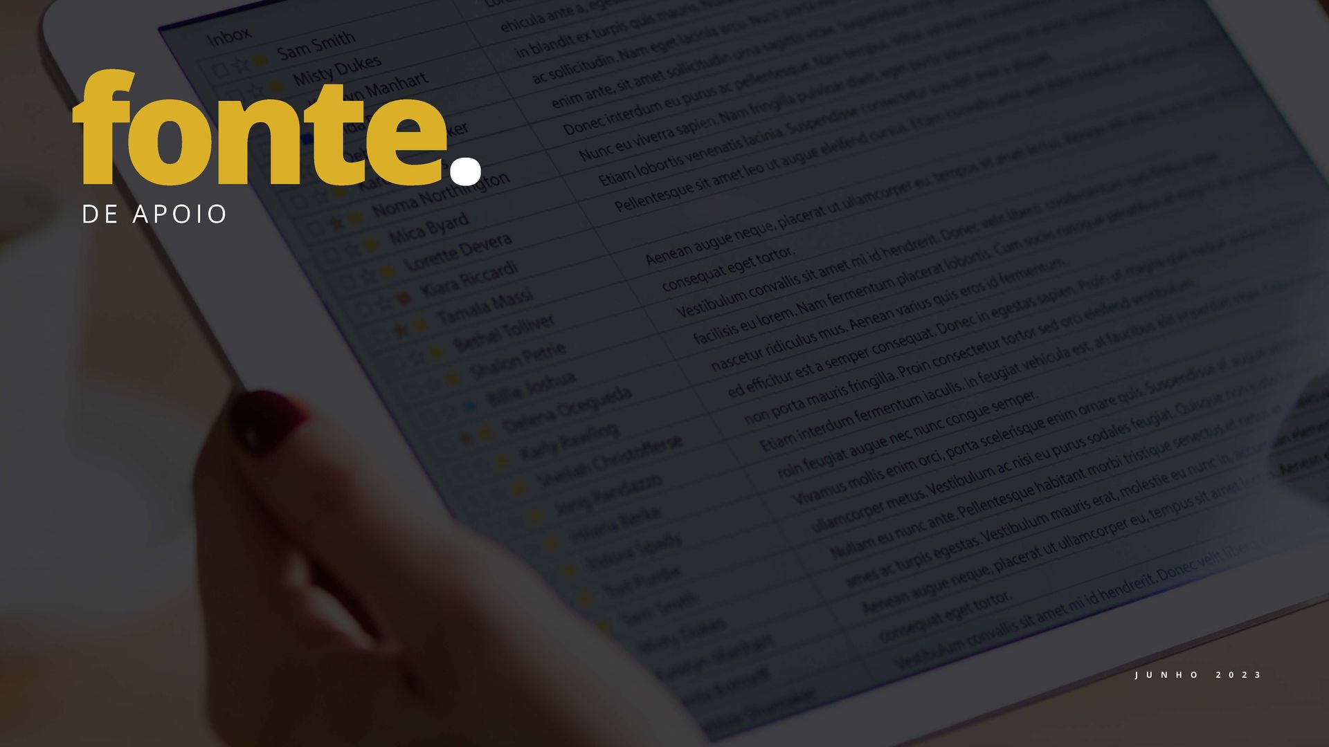 Uma pessoa usando um tablet com interface escura. O logotipo da marca Fonte em amarelo está no canto superior esquerdo.