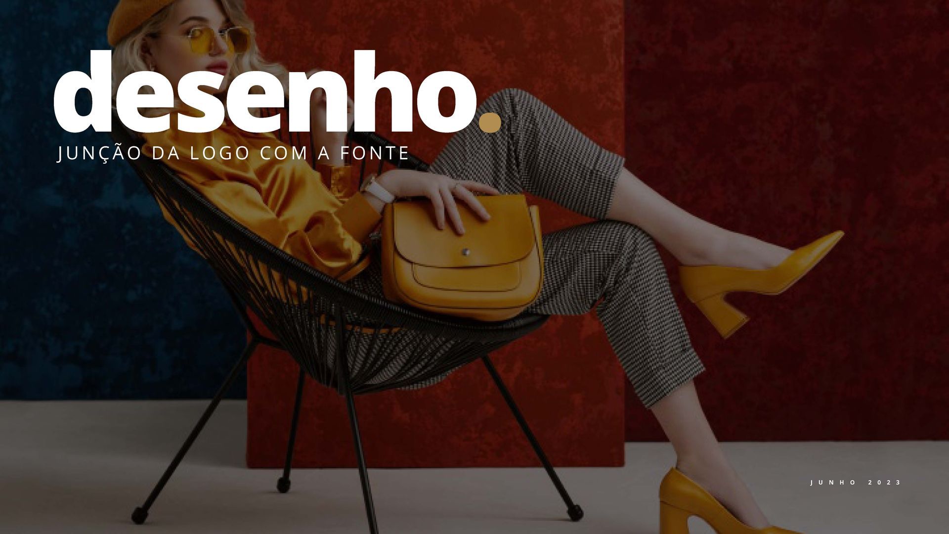 Mulher com roupa e sapatos amarelos, sentada em uma cadeira. Fundo moderno e colorido.