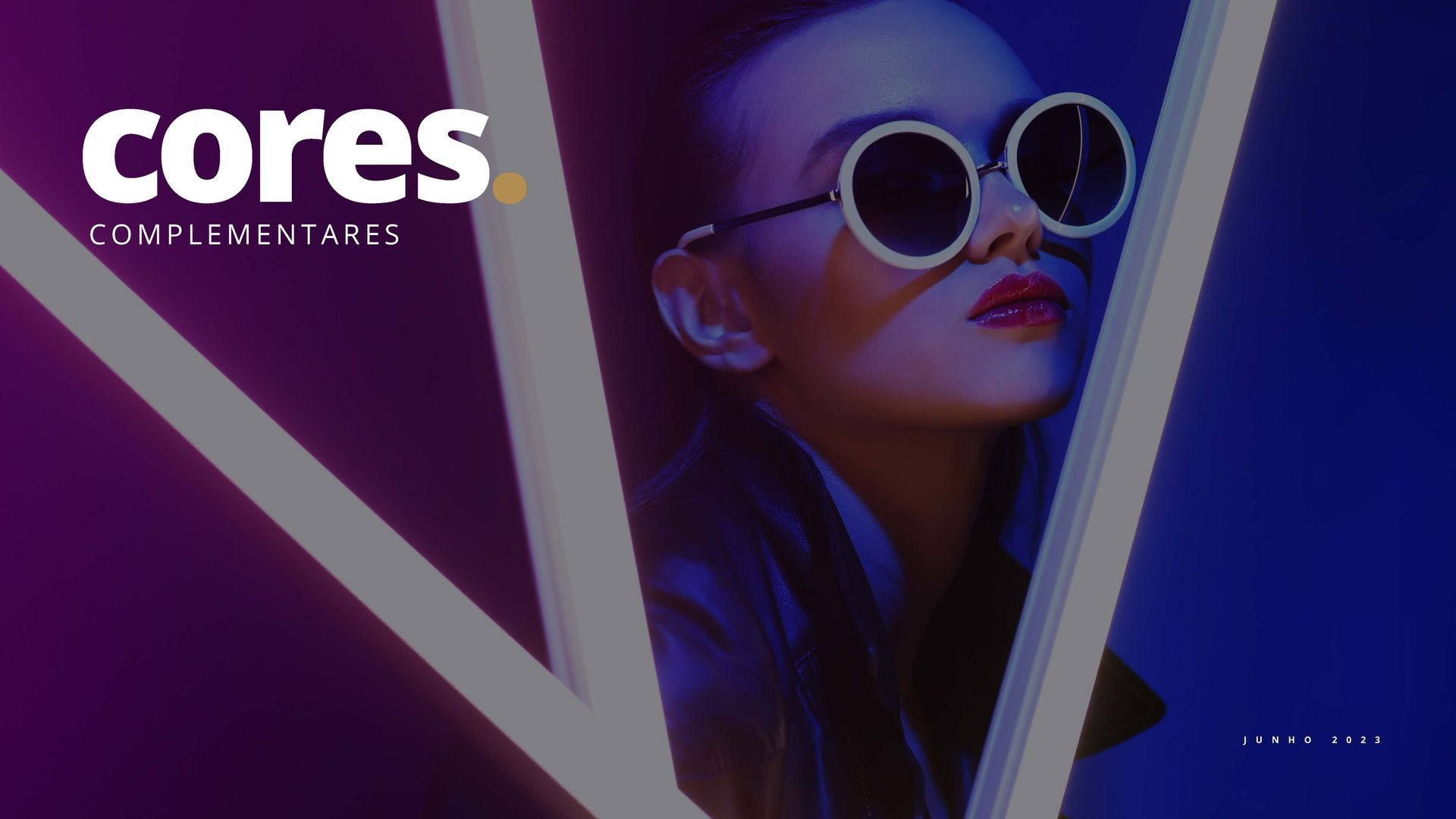 Mulher usando óculos de sol com luzes neon, fundo roxo e azul e texto que diz