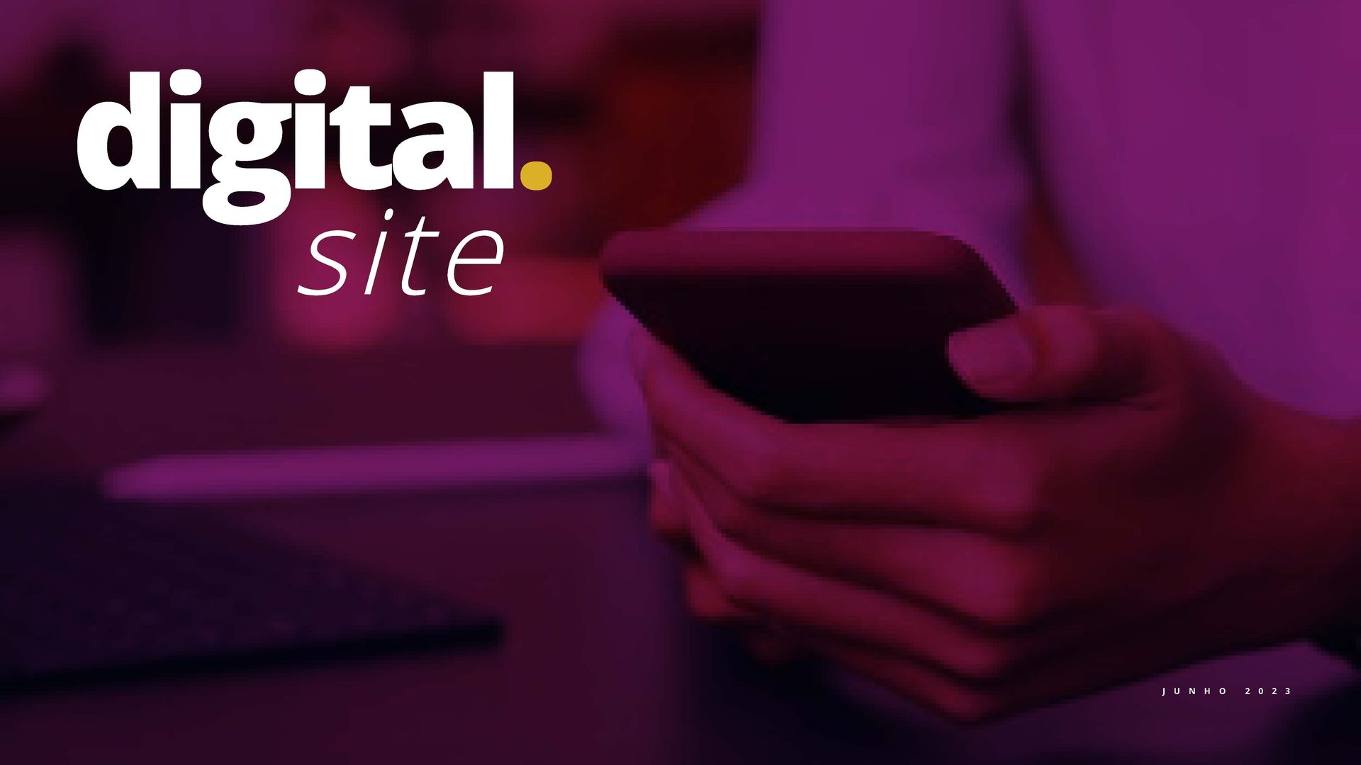 Logotipo de site digital com uma pessoa segurando um smartphone, em um fundo roxo.