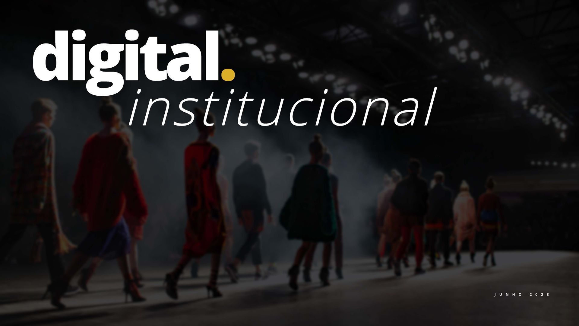 Modelos desfilando na passarela durante um desfile. Texto sobreposto diz