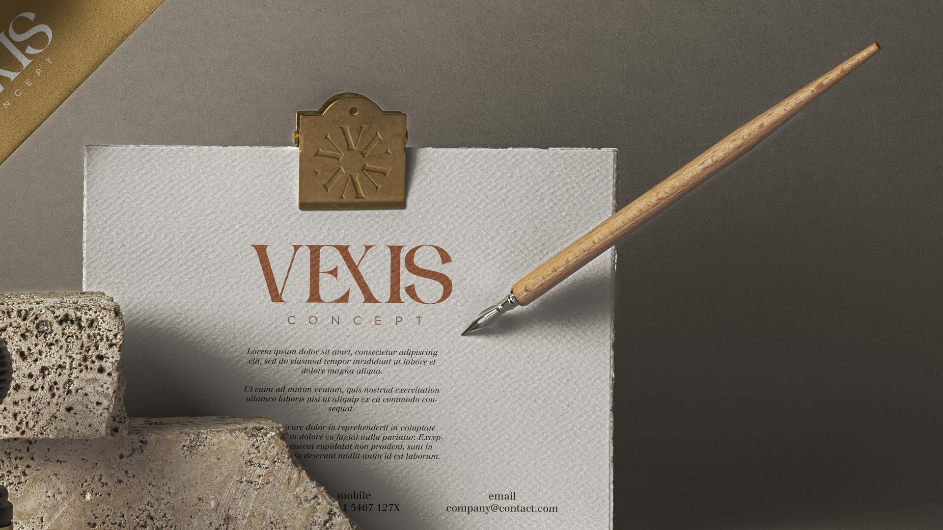 Um papel texturizado com logotipo e texto preso por um clipe dourado. Sobre ele repousa uma caneta vintage, em tons de bege e marrom.