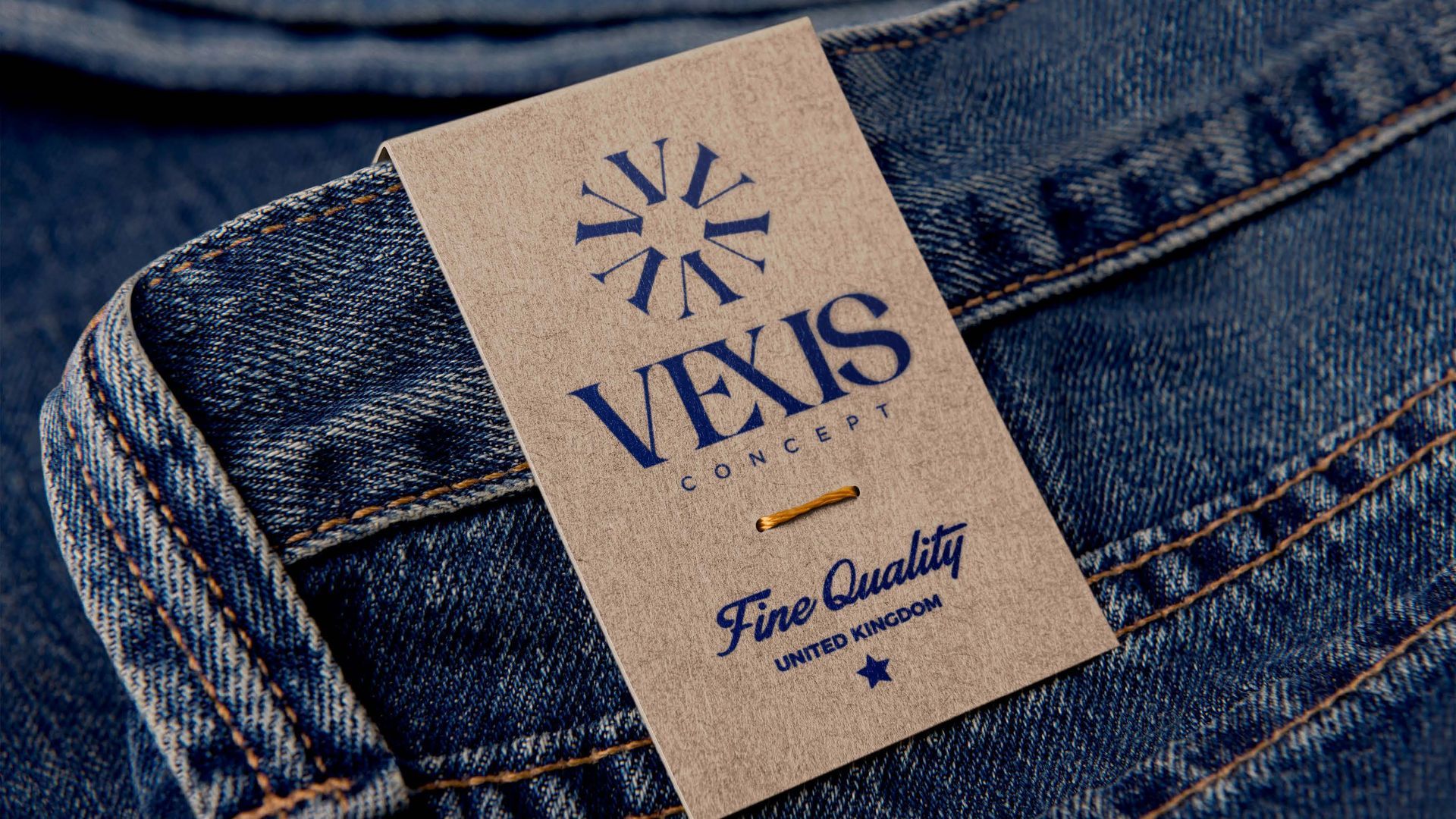 Calça jeans com uma etiqueta bege que diz