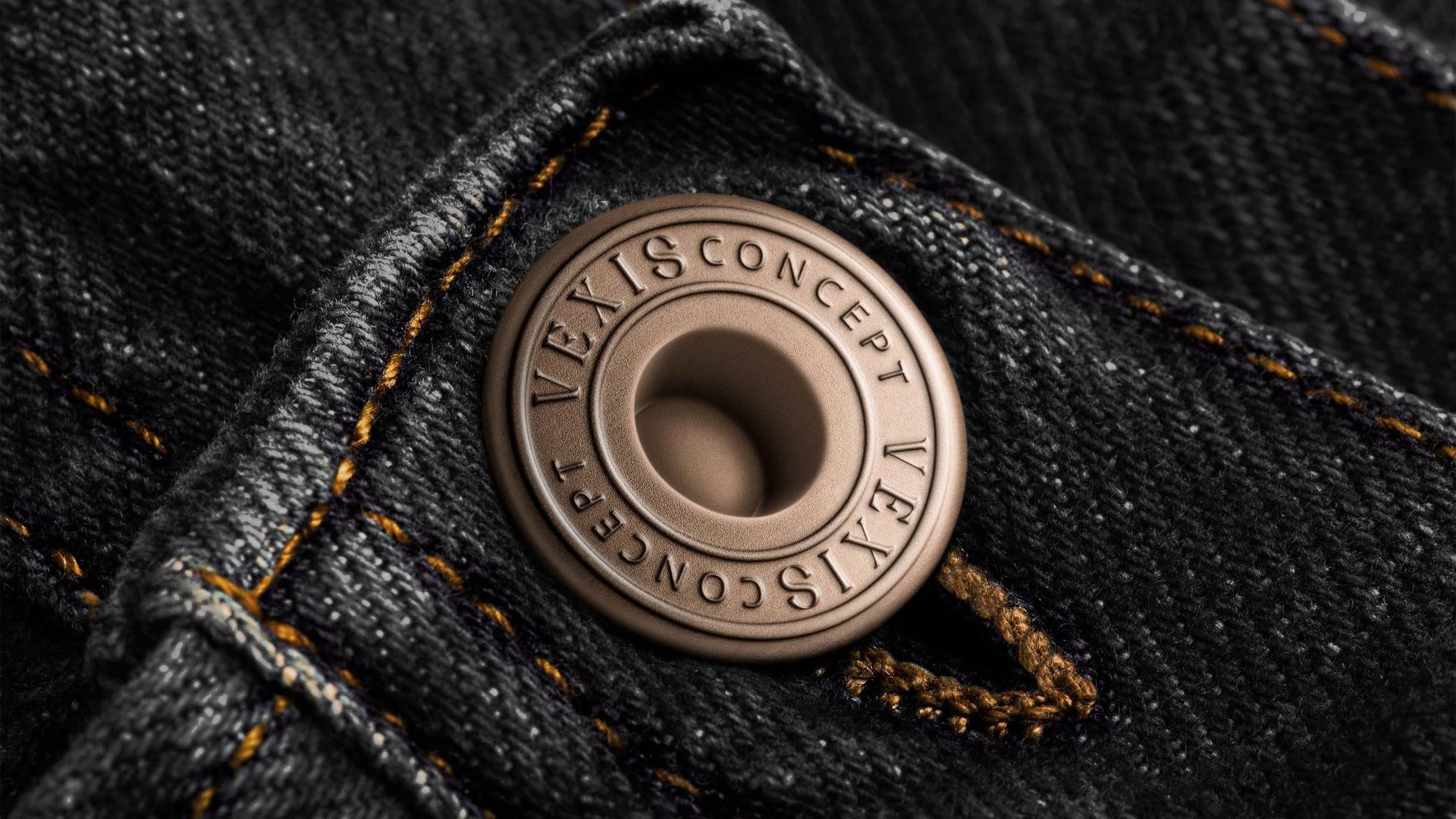 Close-up de um botão de jeans bronze com o texto